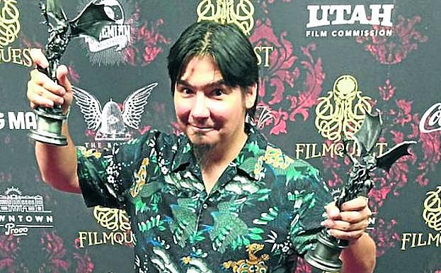 El director alavés Paul Urkijo, con dos de los premios Cthulhu. 
