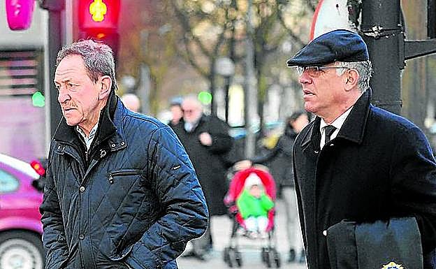 Gurutz Larrañaga, junto a su abogado. 