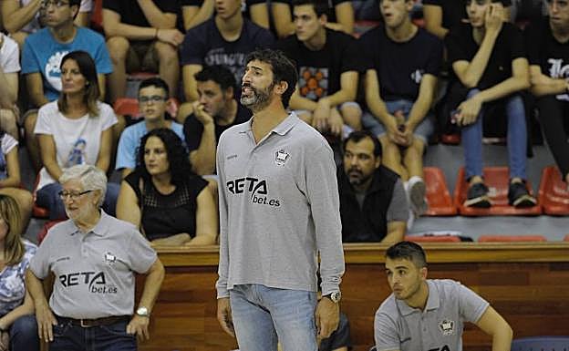 Mumbrú sigue con atención el primer partido de pretemporada. 