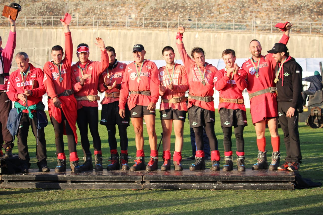 Los tiradores de Gaztedi saludan desde el tercer cajón del podio con la medalla de bronce. :: .