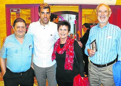 Imagen secundaria 1 - Peio López de Munain, Santiago Argote, Julio Roca, Gorka Urtaran, Ana Aguiriano, Isabel Martínez, Iñaki Ibarreta y Roberto Galdós. En la segunda imagen, José Mari 'Txapi' Bastida, Manu García, Blanka Gomez de Segura y Sabin Salaberri. En la tercera, Merche Alonso, Ángela Alonso y María Escalante.