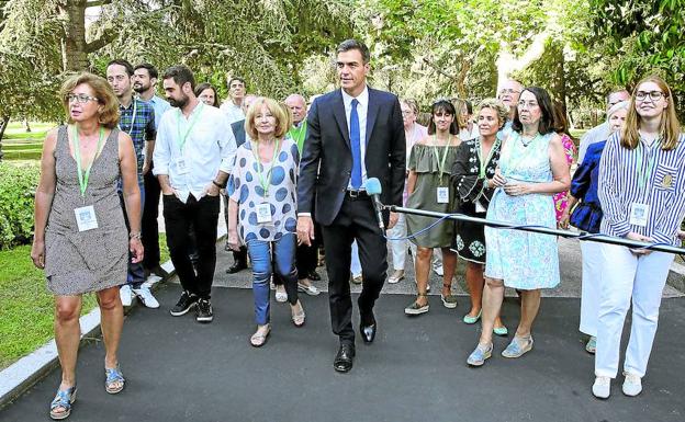 Pedro Sánchez acompañó ayer en su recorrido por el complejo presidencial al primer grupo de visitantes que participó en la iniciativa 'Moncloa abierta'. 