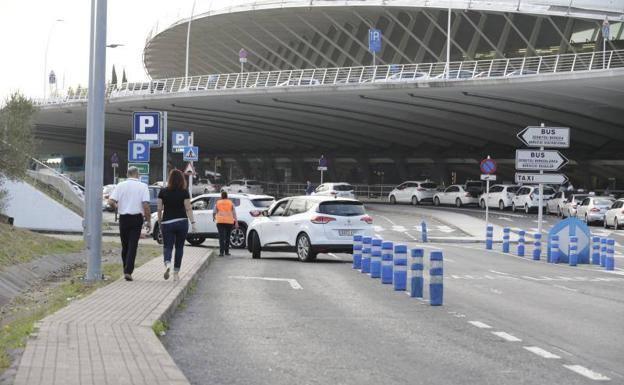 Los trabajadores de 'La Paloma' se han encargado de desviar los vehículos al aparcamiento de larga estancia. 