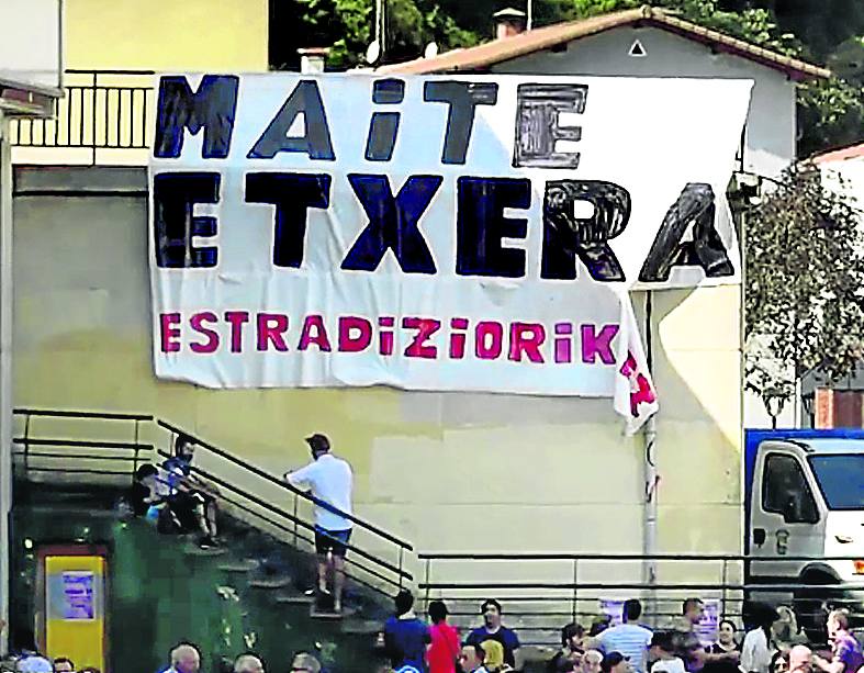 El cartel, colgado en una calle de Ibarra.