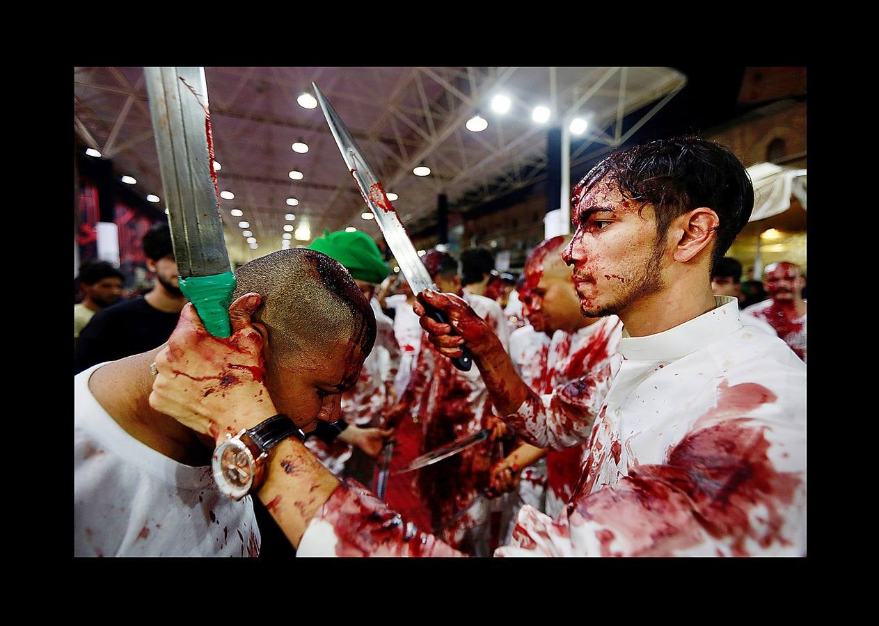 La Ashura es una festividad religiosa que se celebra el décimo día del mes de Muharram, el primero del calendario islámico, por todos los musulmanes. El profeta Mahoma solía ayunar en La Meca durante la Ashura, donde se convirtió en una tradición. Para los chiítas es también una conmemoración del martirio de Al-Hussein nieto del profeta, que murió en la batalla de Karbala en el año 680 DC. Algunos miembros de esta comunidad se flagelan con cadenas, cuchillas y los extremos romos de espadas con la intención de ejemplificar su sufrimiento y consideran su muerte como un símbolo de la lucha de la humanidad contra la injusticia, la tiranía y la opresión. Los musulmanes sunitas celebran el día mediante el ayuno voluntario. 