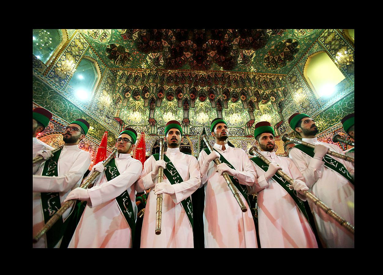 La Ashura es una festividad religiosa que se celebra el décimo día del mes de Muharram, el primero del calendario islámico, por todos los musulmanes. El profeta Mahoma solía ayunar en La Meca durante la Ashura, donde se convirtió en una tradición. Para los chiítas es también una conmemoración del martirio de Al-Hussein nieto del profeta, que murió en la batalla de Karbala en el año 680 DC. Algunos miembros de esta comunidad se flagelan con cadenas, cuchillas y los extremos romos de espadas con la intención de ejemplificar su sufrimiento y consideran su muerte como un símbolo de la lucha de la humanidad contra la injusticia, la tiranía y la opresión. Los musulmanes sunitas celebran el día mediante el ayuno voluntario. 