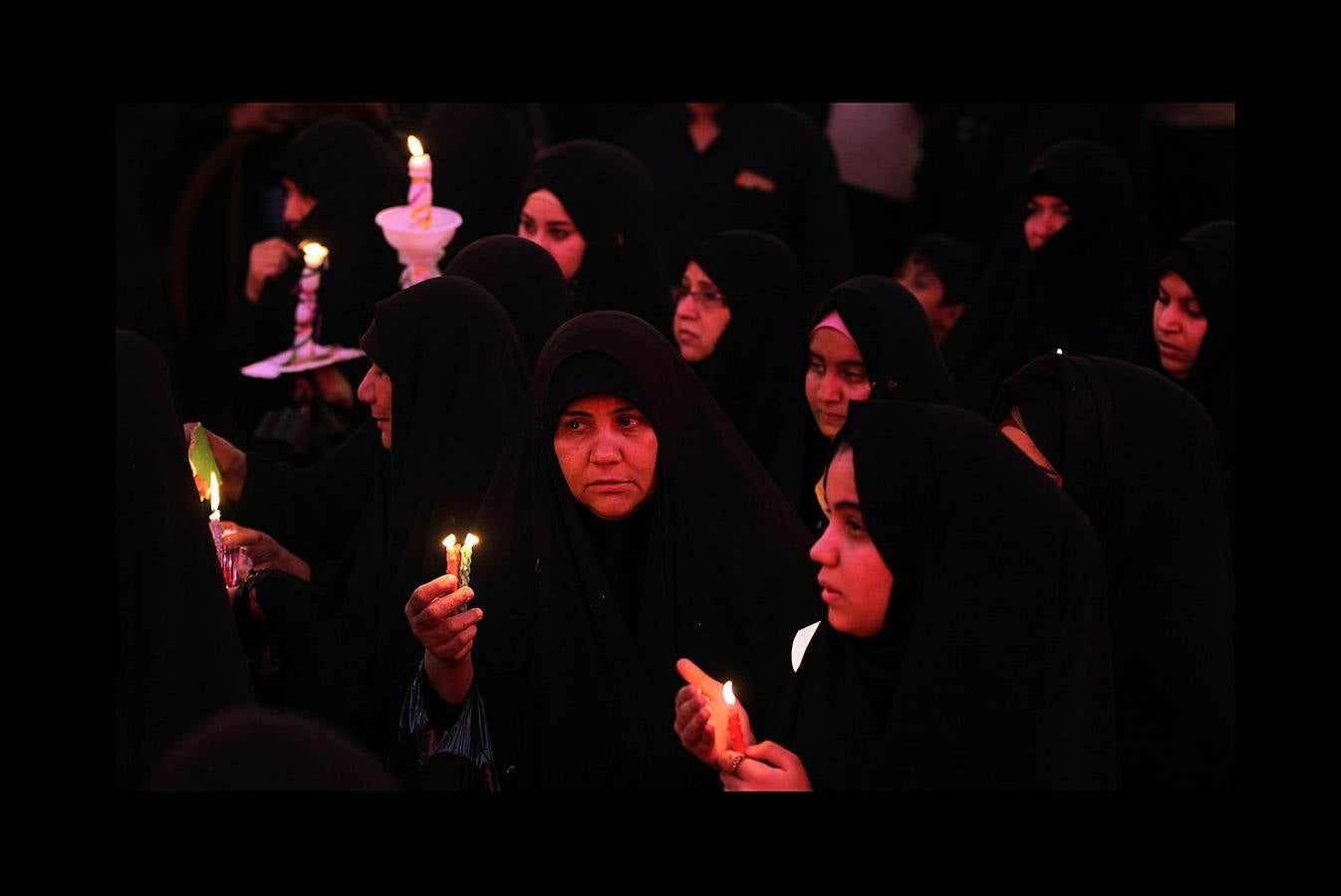 La Ashura es una festividad religiosa que se celebra el décimo día del mes de Muharram, el primero del calendario islámico, por todos los musulmanes. El profeta Mahoma solía ayunar en La Meca durante la Ashura, donde se convirtió en una tradición. Para los chiítas es también una conmemoración del martirio de Al-Hussein nieto del profeta, que murió en la batalla de Karbala en el año 680 DC. Algunos miembros de esta comunidad se flagelan con cadenas, cuchillas y los extremos romos de espadas con la intención de ejemplificar su sufrimiento y consideran su muerte como un símbolo de la lucha de la humanidad contra la injusticia, la tiranía y la opresión. Los musulmanes sunitas celebran el día mediante el ayuno voluntario. 