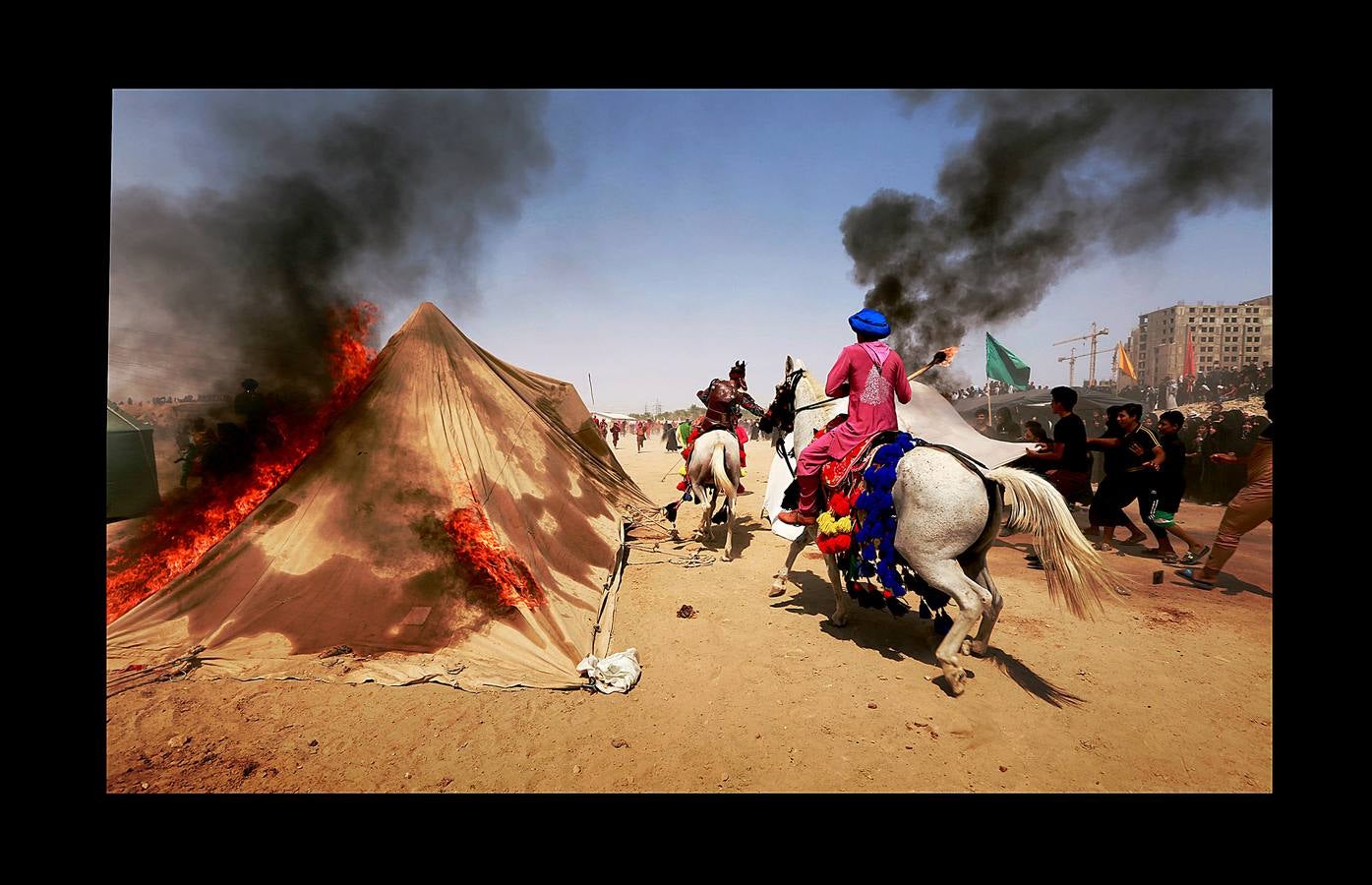 La Ashura es una festividad religiosa que se celebra el décimo día del mes de Muharram, el primero del calendario islámico, por todos los musulmanes. El profeta Mahoma solía ayunar en La Meca durante la Ashura, donde se convirtió en una tradición. Para los chiítas es también una conmemoración del martirio de Al-Hussein nieto del profeta, que murió en la batalla de Karbala en el año 680 DC. Algunos miembros de esta comunidad se flagelan con cadenas, cuchillas y los extremos romos de espadas con la intención de ejemplificar su sufrimiento y consideran su muerte como un símbolo de la lucha de la humanidad contra la injusticia, la tiranía y la opresión. Los musulmanes sunitas celebran el día mediante el ayuno voluntario. 