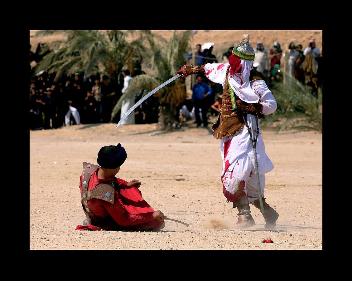 La Ashura es una festividad religiosa que se celebra el décimo día del mes de Muharram, el primero del calendario islámico, por todos los musulmanes. El profeta Mahoma solía ayunar en La Meca durante la Ashura, donde se convirtió en una tradición. Para los chiítas es también una conmemoración del martirio de Al-Hussein nieto del profeta, que murió en la batalla de Karbala en el año 680 DC. Algunos miembros de esta comunidad se flagelan con cadenas, cuchillas y los extremos romos de espadas con la intención de ejemplificar su sufrimiento y consideran su muerte como un símbolo de la lucha de la humanidad contra la injusticia, la tiranía y la opresión. Los musulmanes sunitas celebran el día mediante el ayuno voluntario. 