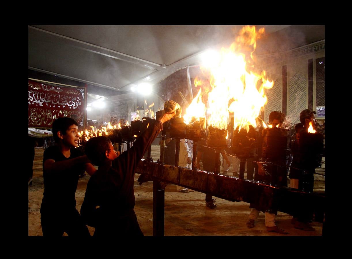 La Ashura es una festividad religiosa que se celebra el décimo día del mes de Muharram, el primero del calendario islámico, por todos los musulmanes. El profeta Mahoma solía ayunar en La Meca durante la Ashura, donde se convirtió en una tradición. Para los chiítas es también una conmemoración del martirio de Al-Hussein nieto del profeta, que murió en la batalla de Karbala en el año 680 DC. Algunos miembros de esta comunidad se flagelan con cadenas, cuchillas y los extremos romos de espadas con la intención de ejemplificar su sufrimiento y consideran su muerte como un símbolo de la lucha de la humanidad contra la injusticia, la tiranía y la opresión. Los musulmanes sunitas celebran el día mediante el ayuno voluntario. 
