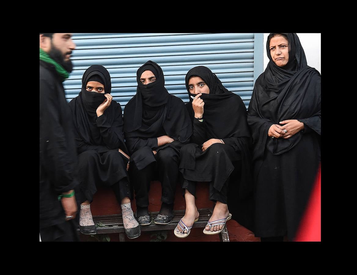 La Ashura es una festividad religiosa que se celebra el décimo día del mes de Muharram, el primero del calendario islámico, por todos los musulmanes. El profeta Mahoma solía ayunar en La Meca durante la Ashura, donde se convirtió en una tradición. Para los chiítas es también una conmemoración del martirio de Al-Hussein nieto del profeta, que murió en la batalla de Karbala en el año 680 DC. Algunos miembros de esta comunidad se flagelan con cadenas, cuchillas y los extremos romos de espadas con la intención de ejemplificar su sufrimiento y consideran su muerte como un símbolo de la lucha de la humanidad contra la injusticia, la tiranía y la opresión. Los musulmanes sunitas celebran el día mediante el ayuno voluntario. 