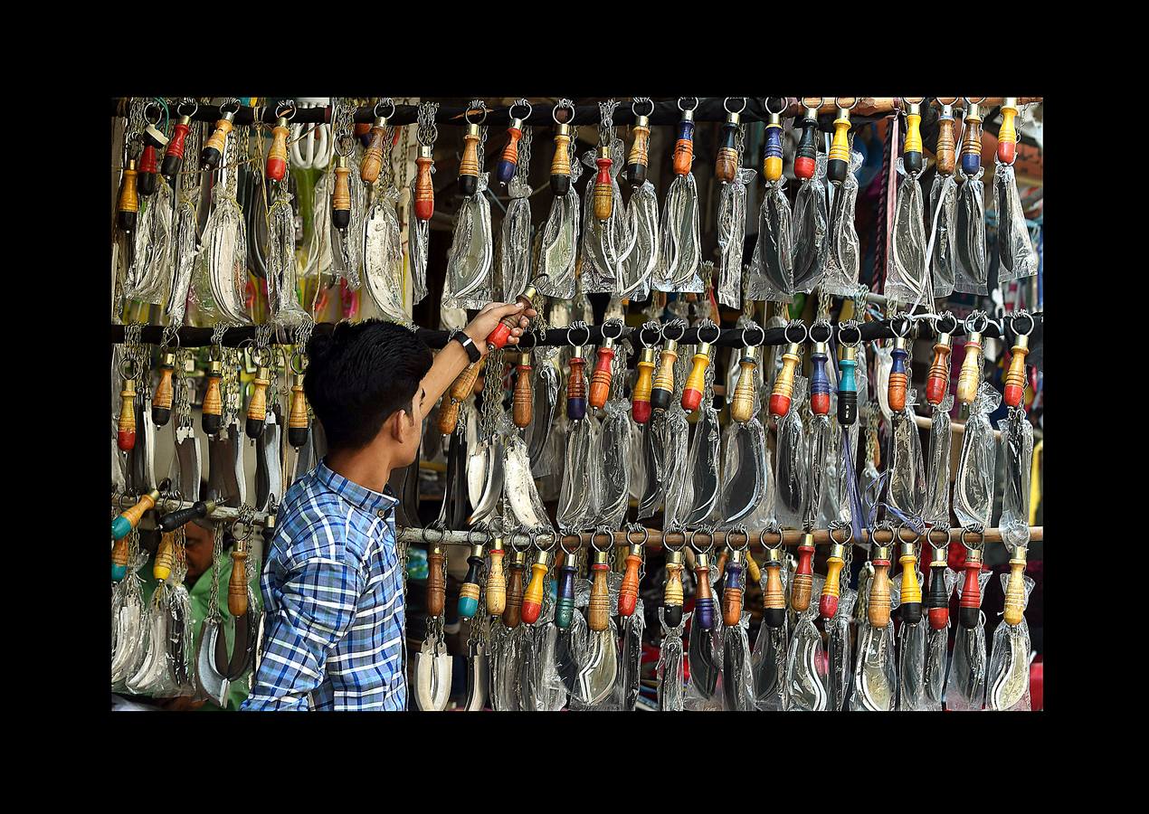 La Ashura es una festividad religiosa que se celebra el décimo día del mes de Muharram, el primero del calendario islámico, por todos los musulmanes. El profeta Mahoma solía ayunar en La Meca durante la Ashura, donde se convirtió en una tradición. Para los chiítas es también una conmemoración del martirio de Al-Hussein nieto del profeta, que murió en la batalla de Karbala en el año 680 DC. Algunos miembros de esta comunidad se flagelan con cadenas, cuchillas y los extremos romos de espadas con la intención de ejemplificar su sufrimiento y consideran su muerte como un símbolo de la lucha de la humanidad contra la injusticia, la tiranía y la opresión. Los musulmanes sunitas celebran el día mediante el ayuno voluntario. 