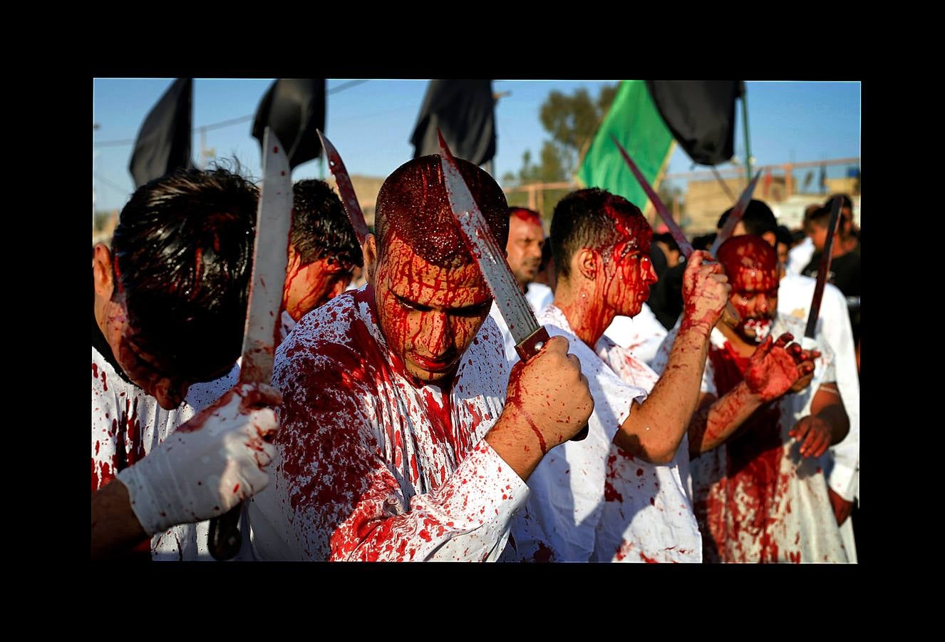La Ashura es una festividad religiosa que se celebra el décimo día del mes de Muharram, el primero del calendario islámico, por todos los musulmanes. El profeta Mahoma solía ayunar en La Meca durante la Ashura, donde se convirtió en una tradición. Para los chiítas es también una conmemoración del martirio de Al-Hussein nieto del profeta, que murió en la batalla de Karbala en el año 680 DC. Algunos miembros de esta comunidad se flagelan con cadenas, cuchillas y los extremos romos de espadas con la intención de ejemplificar su sufrimiento y consideran su muerte como un símbolo de la lucha de la humanidad contra la injusticia, la tiranía y la opresión. Los musulmanes sunitas celebran el día mediante el ayuno voluntario. 
