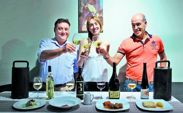 Javier Uriarte, Miren Bikandi y Garikoitz Ríos Urbaneta brindan en la presentación del nuevo menú.