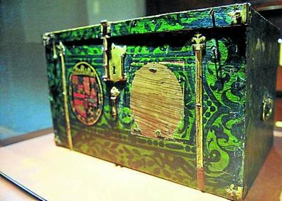 Imagen secundaria 1 - 1- Una máquina cifradora. 2- Arqueta antigua para guardar documentos. 3- Mensaje en clave. 