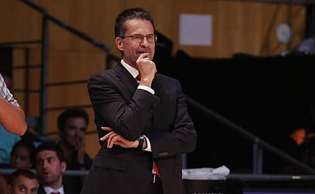 Pedro Martínez observa el partido. 