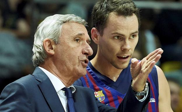 Pesic habla con Kyle Kuric. 