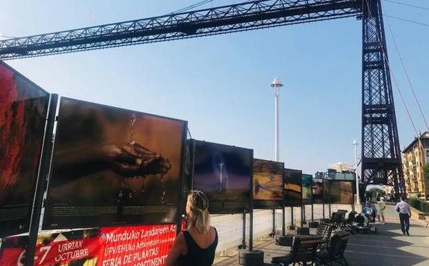 Las fotografías de la muestra ya lucen junto al Puente Bizkaia. 