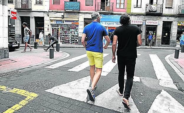 Dos de los miembros de la nueva plataforma vecinal pasean por el barrio. 