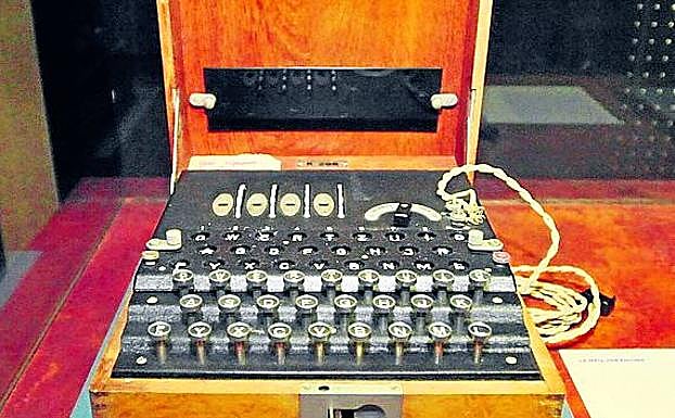 Imagen principal - 1- Una máquina cifradora. 2- Arqueta antigua para guardar documentos. 3- Mensaje en clave. 