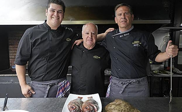 Luis Mari Uranga (centro) con el equipo del Xixario. 