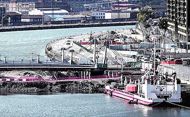 La imagen tomada ayer durante la pleamar permite apreciar que el agua está ya próxima al nivel superior del tajo bajo el puente de Frank Gehry. 
