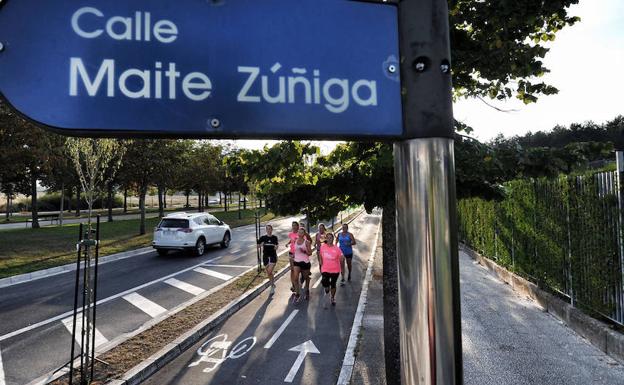 Un grupo de corredores trota por un carril bici en la calle Maite Zúñiga de Vitoria. 