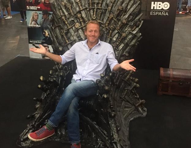 Flynn, sentado en el trono de hierro de HBO. 