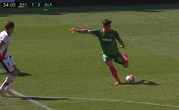 Ibai, en un lance del partido de Vallecas. 