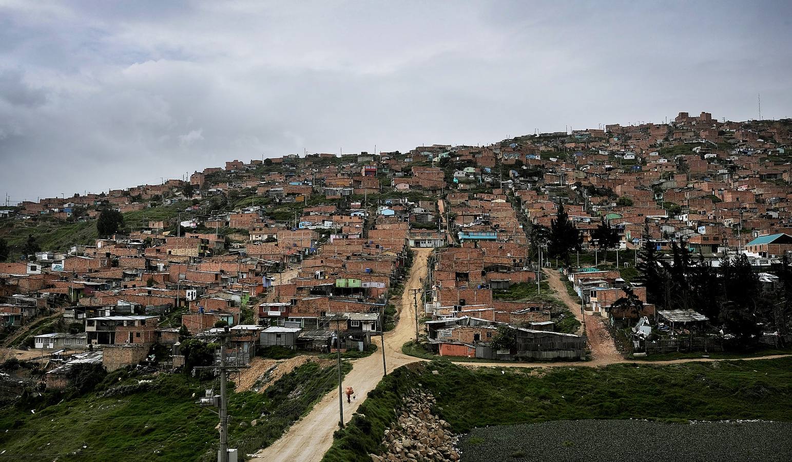 Lina fue violada por docenas de paramilitares en la región de Montes de María, en Colombia, durante la guerra civil. Ahora está decidida a hablar. Lo hará ante el llamado Tribunal de la Verdad, después de 22 años, porque al igual que otras muchas mujeres, se vio obligada a guardar silencio durante la contienda pues los combatientes controlaban a las autoridades locales. «Tuve que ponerme una máscara para ocultar el dolor que sentía, por mi hijo.» Este año Lina ha participado en una reunión secreta con antiguos combatientes, incluido uno de los hombres que abusaron de ella, en la que pidieron perdón. Ella quiso que no se revelaran sus nombres ni la ubicación. «Tenemos que perdonar porque no podemos vivir con este enojo dentro...»