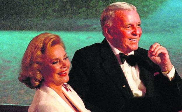 Frank Sinatra y esposa Barbara, en el auditorio de Los Ángeles en 1995, en un homenaje al cantante por su 80 cumpleaños.