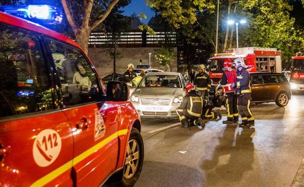 Uno de los coches colisionó con otro que salía de su plaza de aparcamiento.