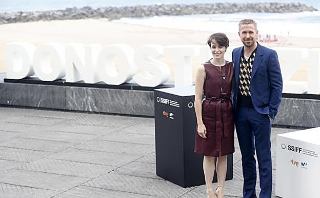 Ryan Gosling y Claire Foy durante el photocall en el Kursaal.