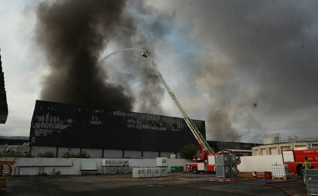 El fuego destrozó por completo las instalaciones de Aldanondo en Salvatierra.