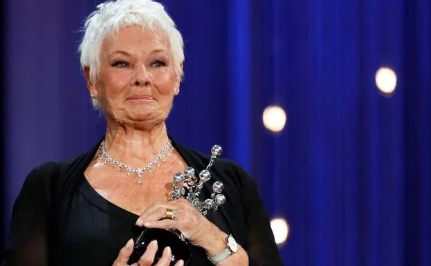 Una emocionada Judi Dench recibe el premio Donostia.