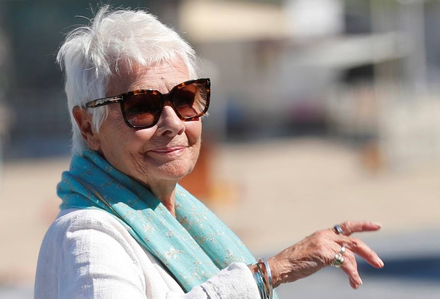 Judi Dench ha recibido este martes el máximo galardón del Festival de Cine de San Sebastián, el Premio Donostia, durante una emotiva gala celebrada en el Kursaal. 