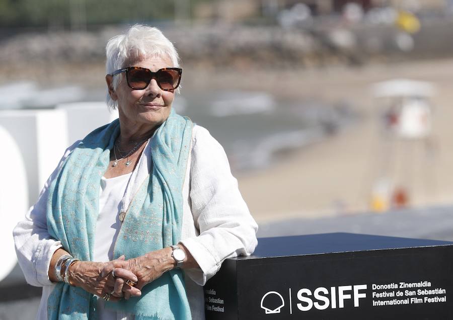 Judi Dench ha recibido este martes el máximo galardón del Festival de Cine de San Sebastián, el Premio Donostia, durante una emotiva gala celebrada en el Kursaal. 