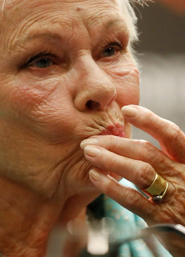 Judi Dench ha recibido este martes el máximo galardón del Festival de Cine de San Sebastián, el Premio Donostia, durante una emotiva gala celebrada en el Kursaal. 