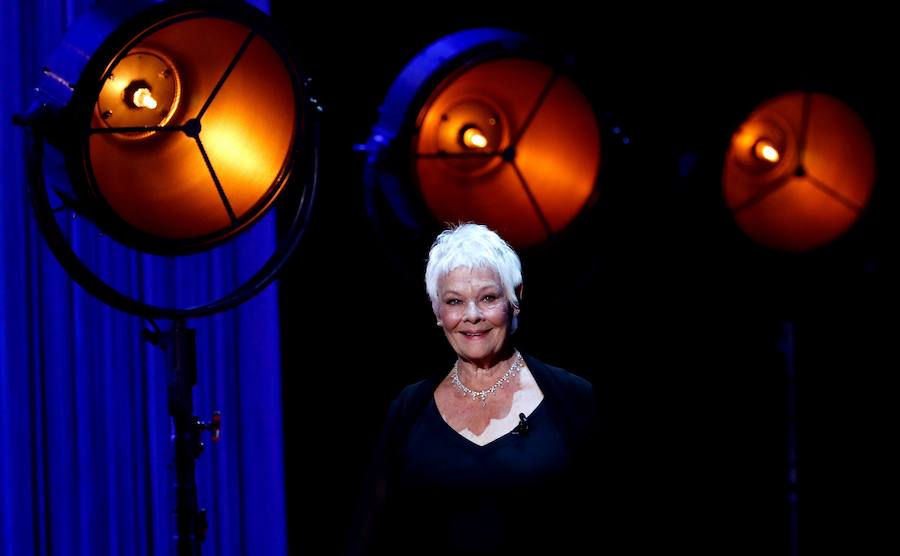 Judi Dench ha recibido este martes el máximo galardón del Festival de Cine de San Sebastián, el Premio Donostia, durante una emotiva gala celebrada en el Kursaal. 