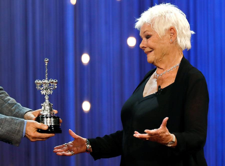 Judi Dench ha recibido este martes el máximo galardón del Festival de Cine de San Sebastián, el Premio Donostia, durante una emotiva gala celebrada en el Kursaal. 