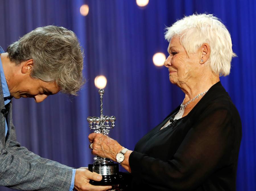 Judi Dench ha recibido este martes el máximo galardón del Festival de Cine de San Sebastián, el Premio Donostia, durante una emotiva gala celebrada en el Kursaal. 