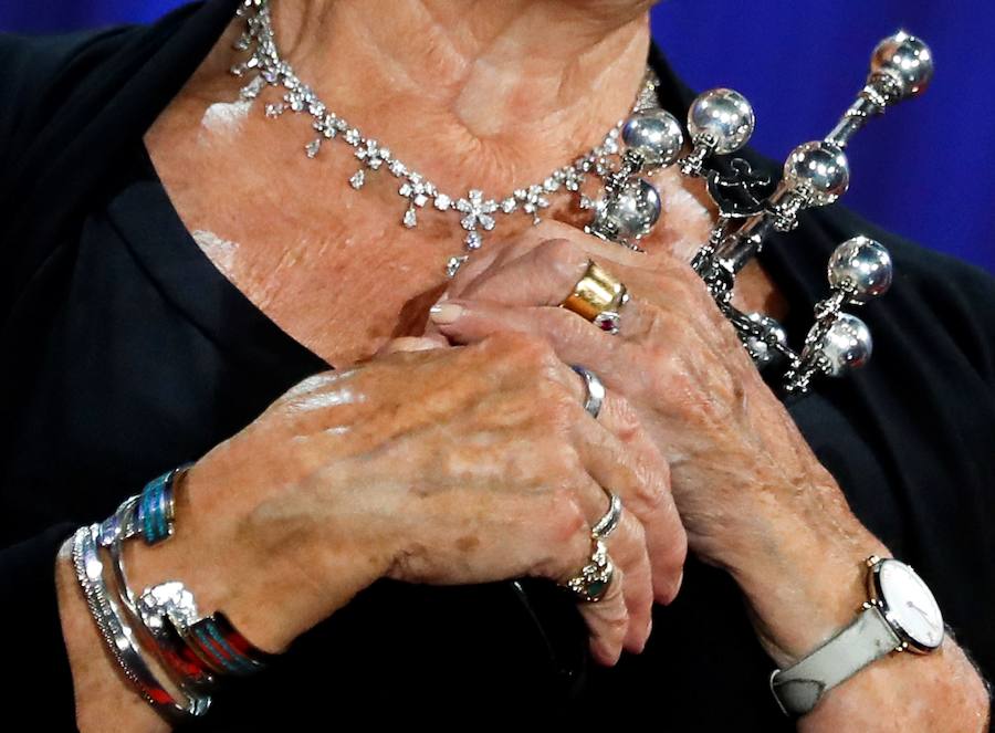 Judi Dench ha recibido este martes el máximo galardón del Festival de Cine de San Sebastián, el Premio Donostia, durante una emotiva gala celebrada en el Kursaal. 