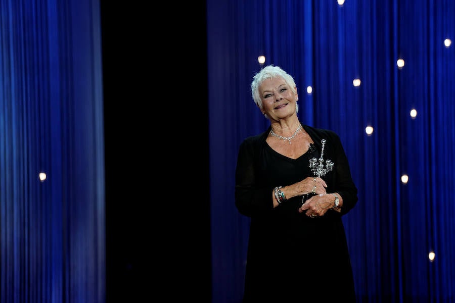 Judi Dench ha recibido este martes el máximo galardón del Festival de Cine de San Sebastián, el Premio Donostia, durante una emotiva gala celebrada en el Kursaal. 