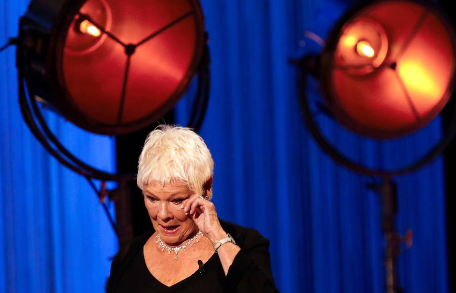 Judi Dench ha recibido este martes el máximo galardón del Festival de Cine de San Sebastián, el Premio Donostia, durante una emotiva gala celebrada en el Kursaal. 