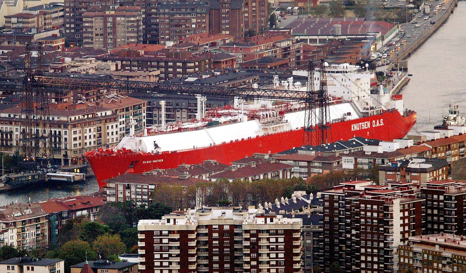 Bilbao Knutsen pasando por debajo del Puente Colgante en 2003.