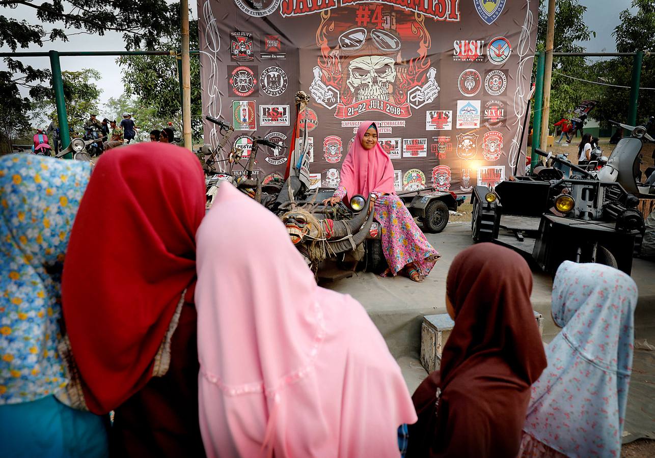 Cientos de indonesios de todas las edades se reúnen cada año en Kediri, al este de Java, para disfrutar de un festival que celebra su pasión por la Vespa, el icónico scooter italiano. Para participar en las competiciones, cada vehículo, personalizado de acuerdo a los gustos y posibilidades de sus propietarios, debe cumplir el requisito de equipar un motor Vespa. A algunos su afición por lo extremo les lleva a convertir las máquinas en locos cacharros estilo Mad Max, cargados con toda suerte de artilugios fantásticos. Como la mayor parte no tienen licencia, viajan por la noche para evitar a la policía de tráfico. Los problemas mecánicos son habituales y no es extraño encontrar máquinas destartaladas en el camino. 