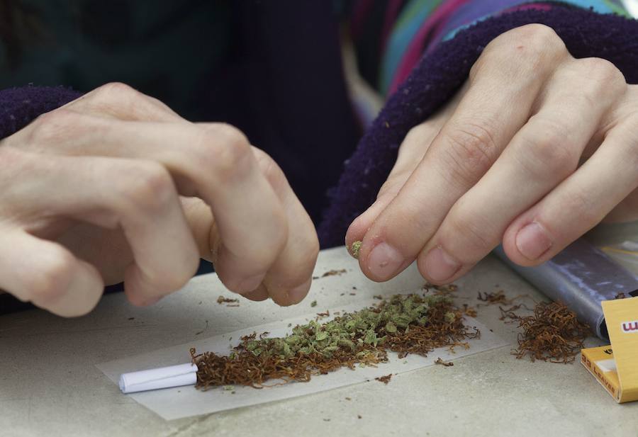 Quienes más fuman cannabis son los jóvenes de entre 15 y 24 años.