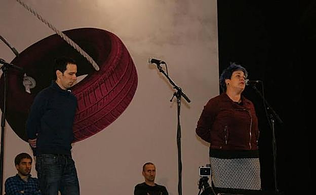 Onintza Enbeita muxikarra igezko Bizkaiko Bertso Txapelketan kantetan. 