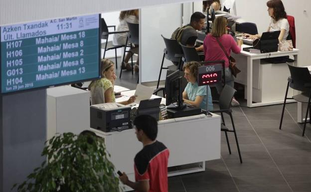 Ciudadanos son atendidos en las oficinas municipales de San Martín, en Vitoria. 