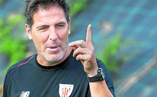 Eduardo Berizzo se dirige a sus jugadores en Lezama. 